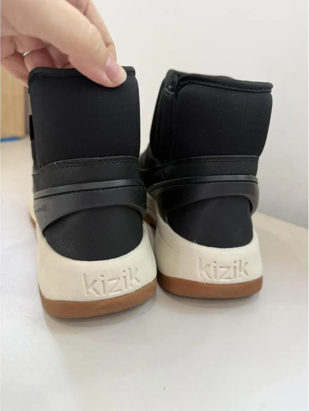 Kizik Black Slip-On Casual Shoes with White Sole Juno 2 Size 10